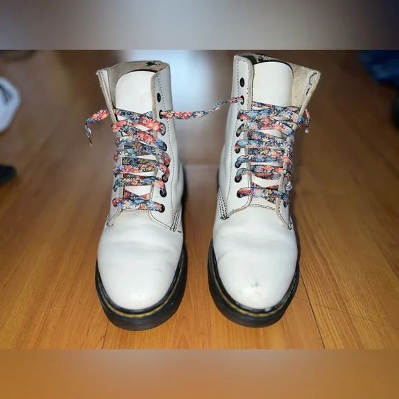 VINTAGE WHITE DR MARTENS W/ FLORAL LACES - Picture 3 of 6